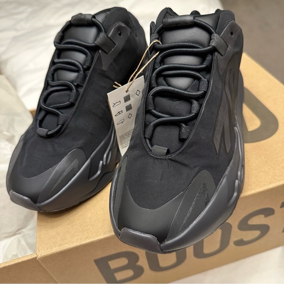 NIB AUTHENTIC YEEZY BOOST 700 MNVN ADULTS SIZE 5.5 - Picture 8 of 9